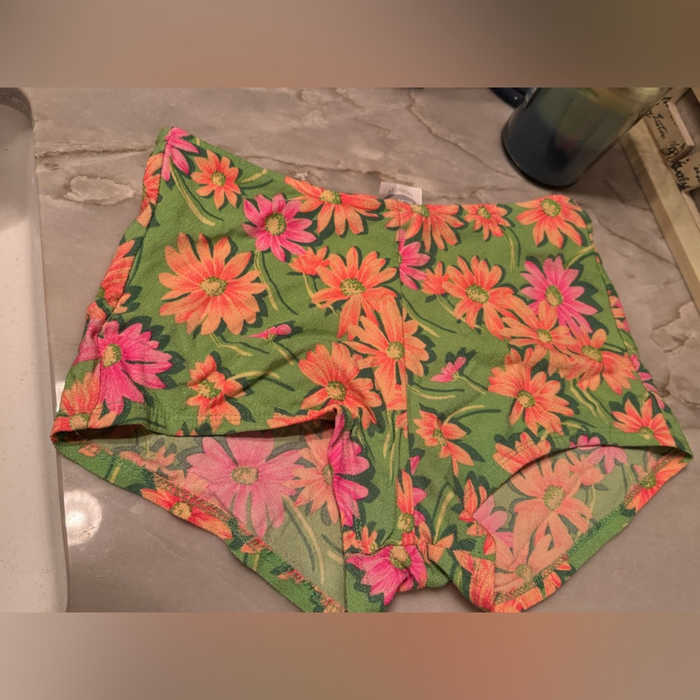 Floral Green Women's Shorts SMALL 26in waist - Picture 2 of 4